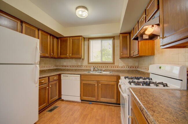 Building Photo - 3 bd 1.5 ba 2 story home Naperville