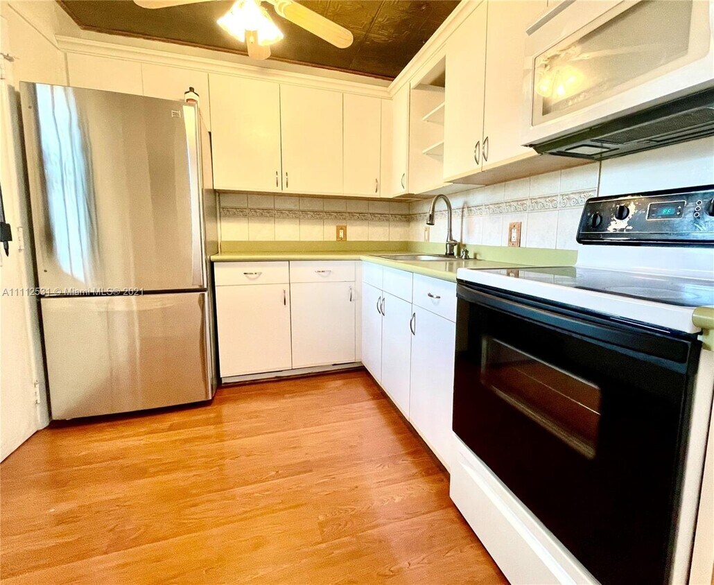 Primary Photo - 20400 W Country Club Dr