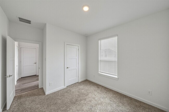 Building Photo - 1613 Sunbend Ln