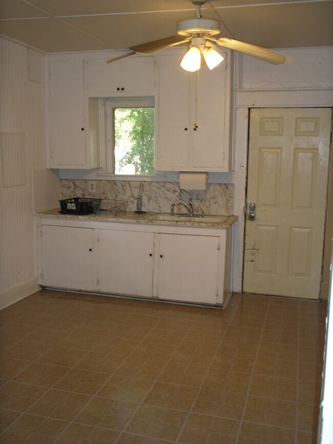 Building Photo - 904 S Connor Ave