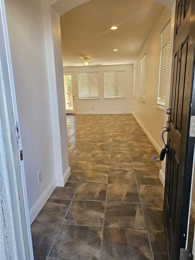 Foto del edificio - Spacious 3-bedroom, 2-bathroom house locat...