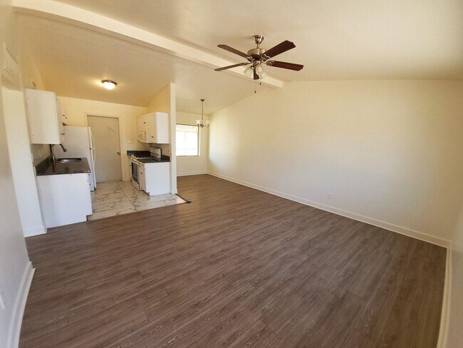 Foto del edificio - CUTE & AFFORDABLE HOME ON WEST SIDE!