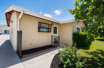 Building Photo - 220 Lilac Ct