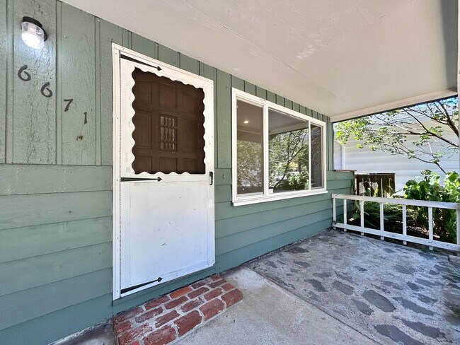 Building Photo - Spacious 3 Bed, 1.0 Bath House - Fully Fen...