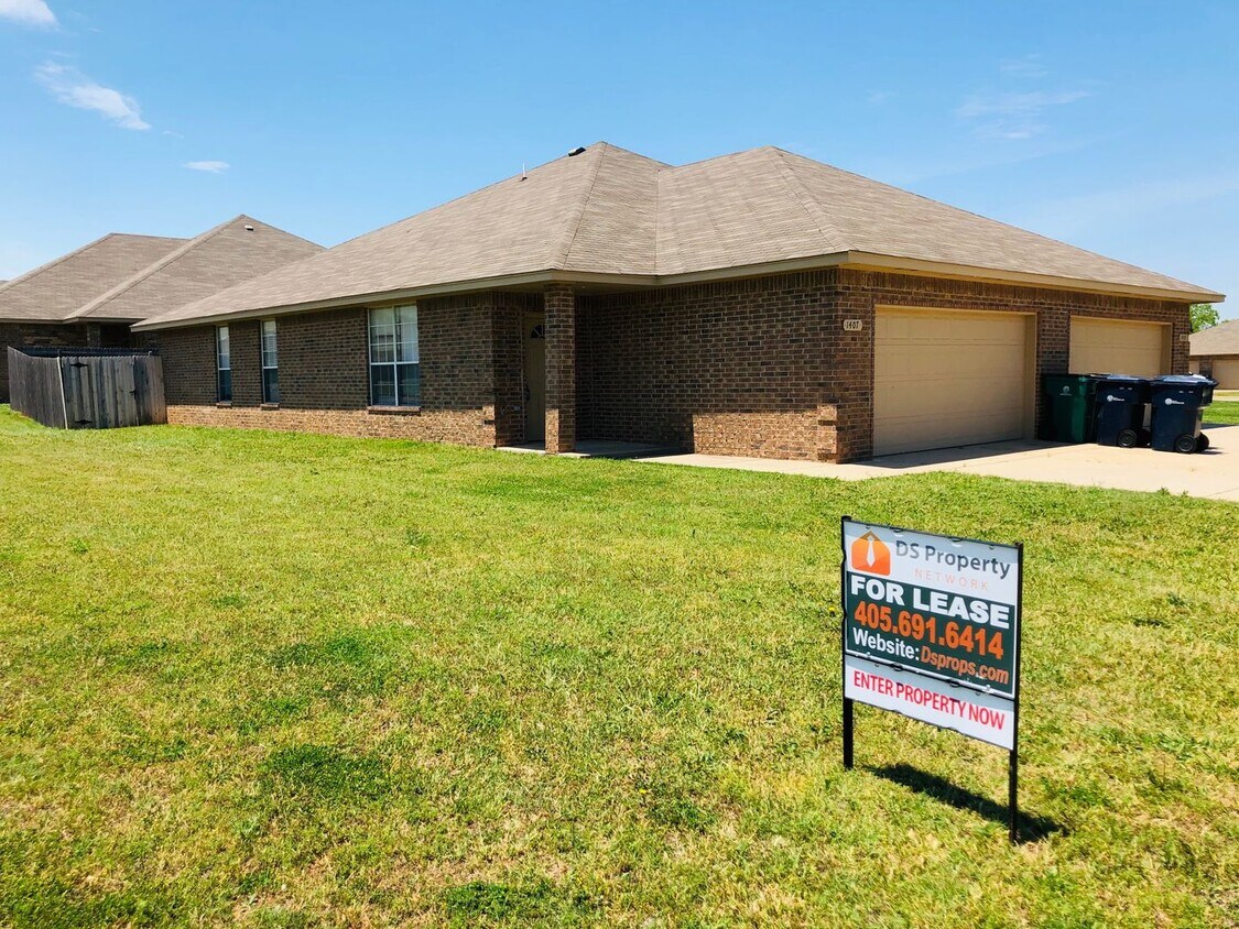 Foto principal - 3 bedroom, 2 bath with 2 car garage duplex...