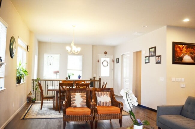 Building Photo - Stunning 4BR House in Englewood