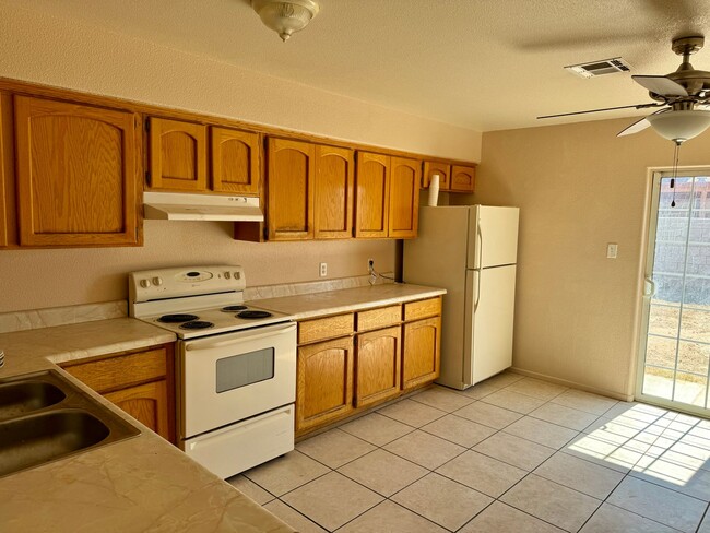 Foto del edificio - Three bedroom two bath San Luis home