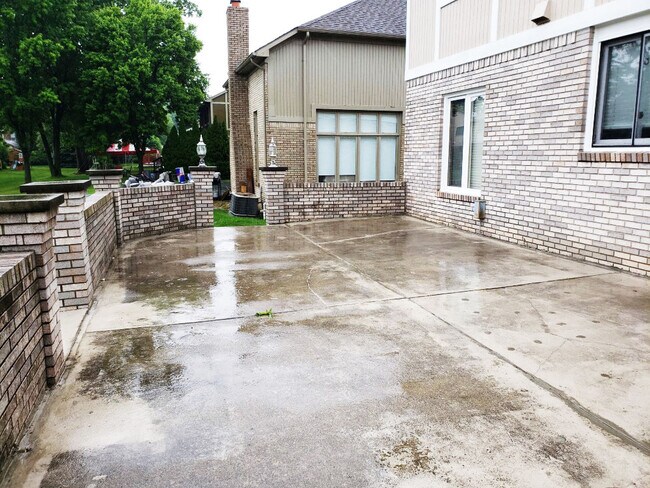 Building Photo - 4145 Vassar Dr