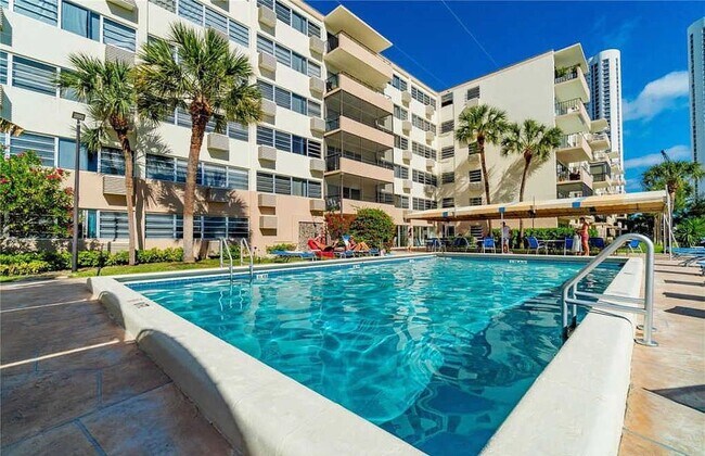 Foto del edificio - 220 Kings Point Dr