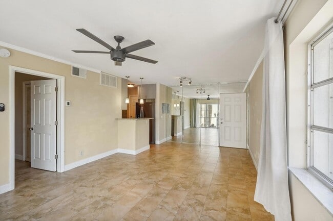 Building Photo - 3040 NE 16th Ave