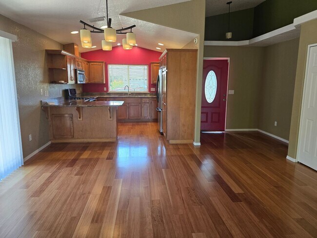 Foto del edificio - 3 bed 2 bath  Home for Rent in Grants Pass