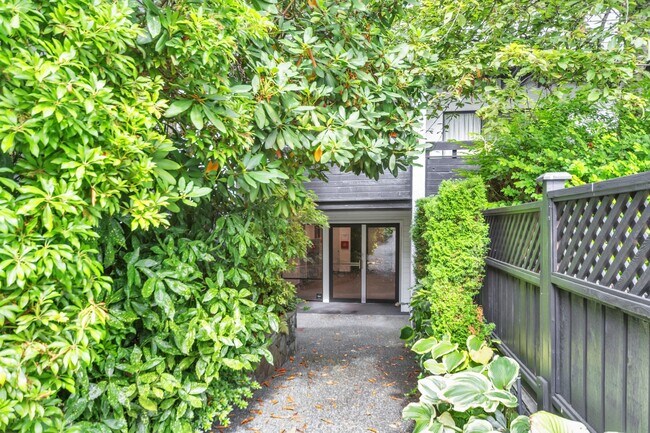 Photo du bâtiment - 1002 McKenzie Avenue