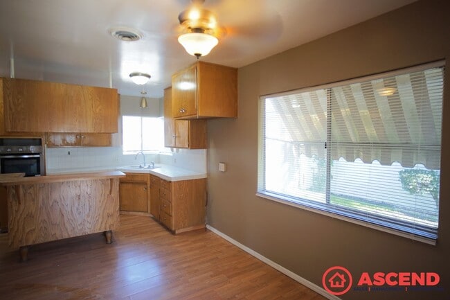 Building Photo - Cute Home Close to Downtown Bakersfield!
