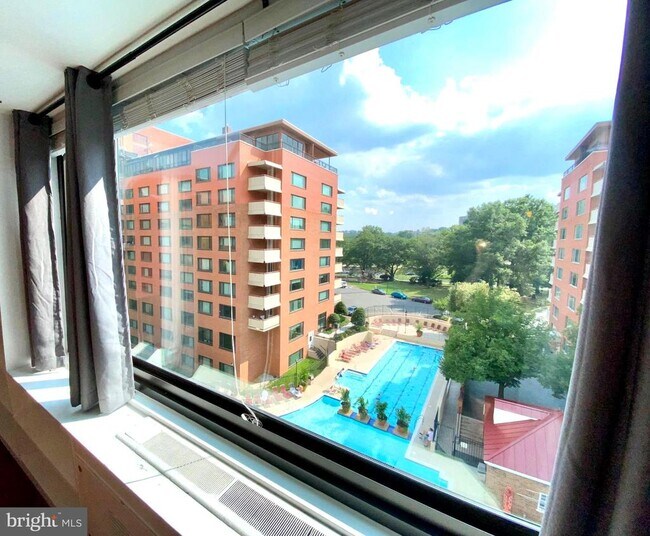Foto del edificio - 1021 Arlington Blvd