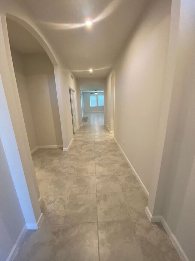 Building Photo - 2304 Tudor Rose Dr