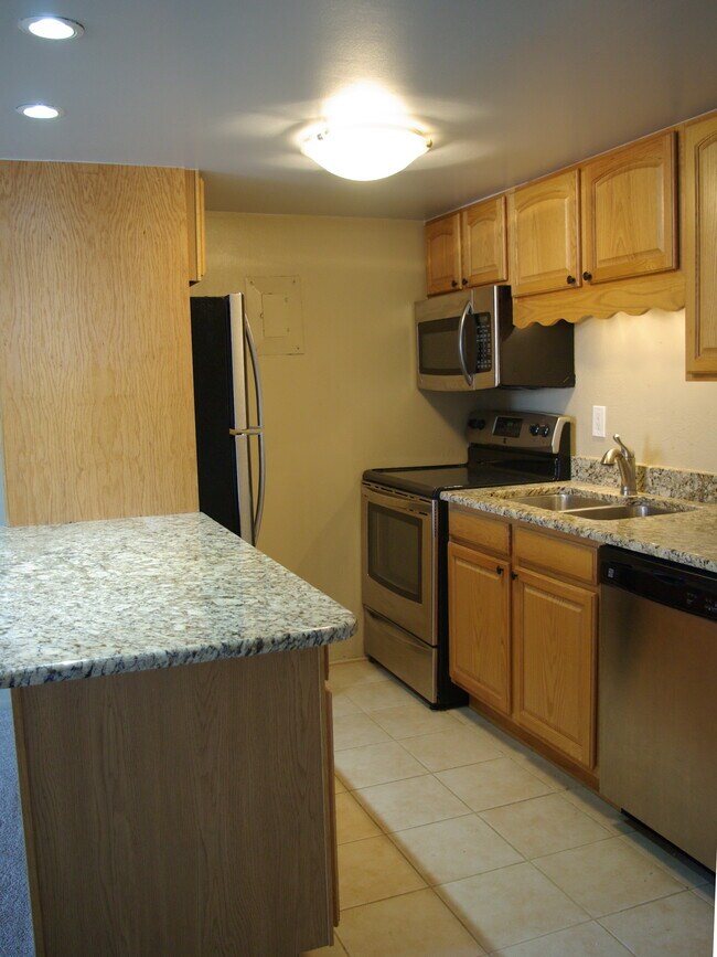 Kitchen - 1008 N Corona St