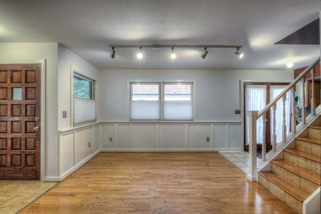 Building Photo - 3 Bedroom Townhome Steps from Downtown Bou...