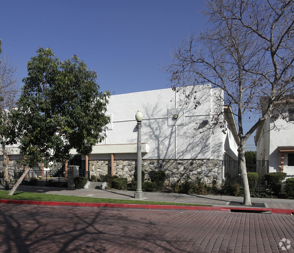 Building Photo - 1025 S Minnie St