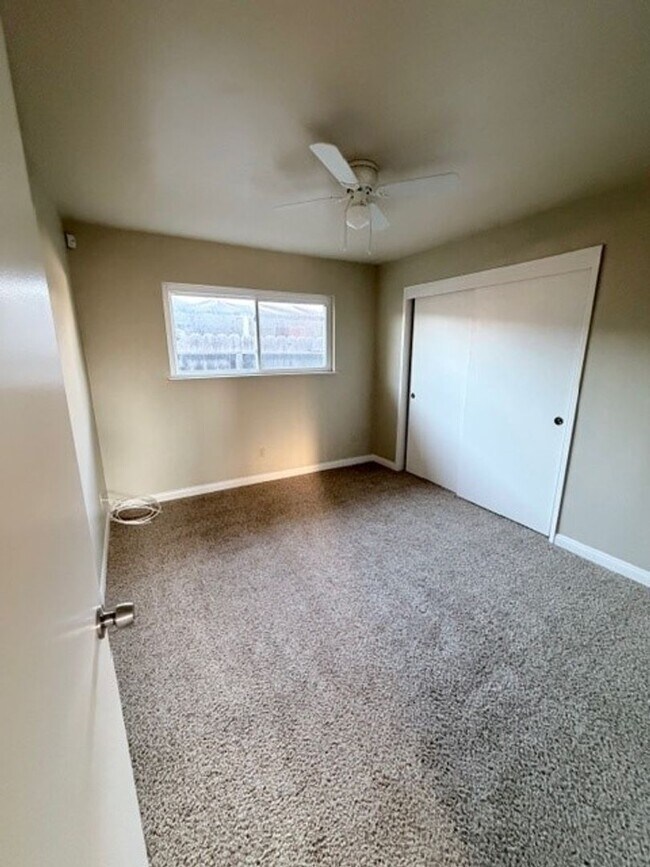 Foto del edificio - 5212 Thyme Ln