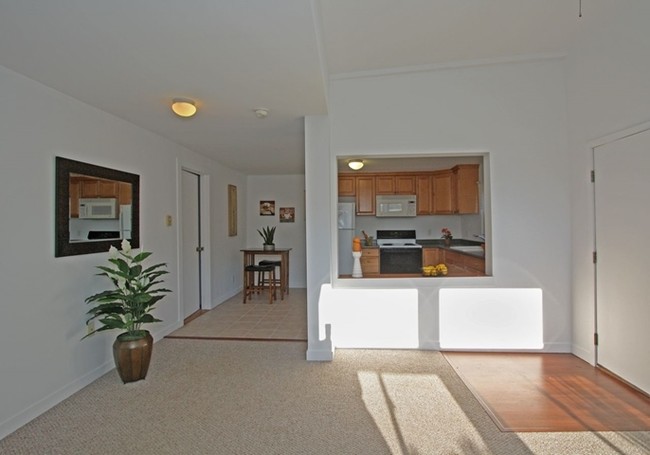 Building Photo - Henning Drive Apartments
