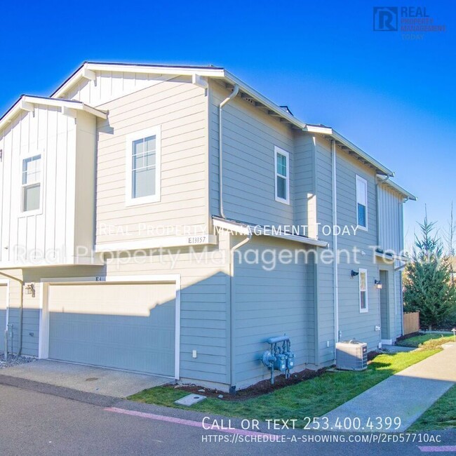 Building Photo - 3 Bedroom 2.5 Bathroom Townhouse with Gara...