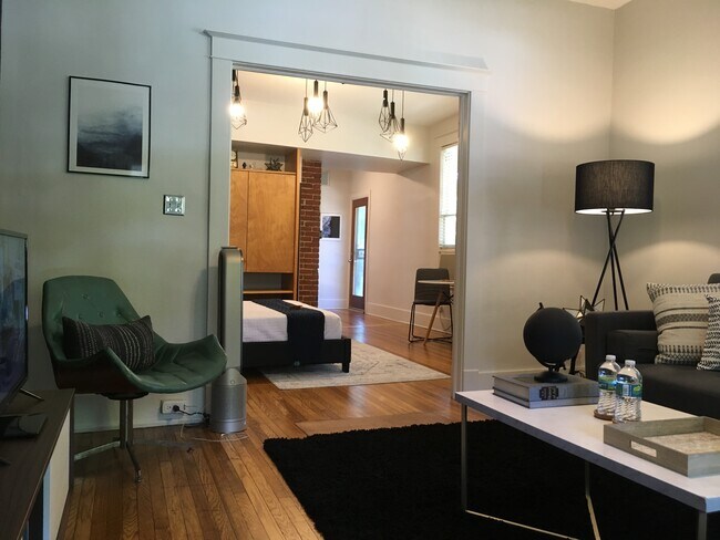 Sala de estar - 2012 Harbert Ave