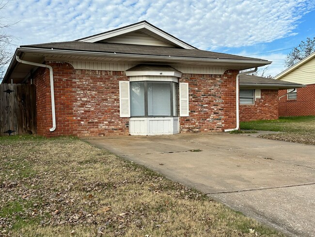 Building Photo - 3 Bedroom 2 Bathroom - Located in Midwest ...