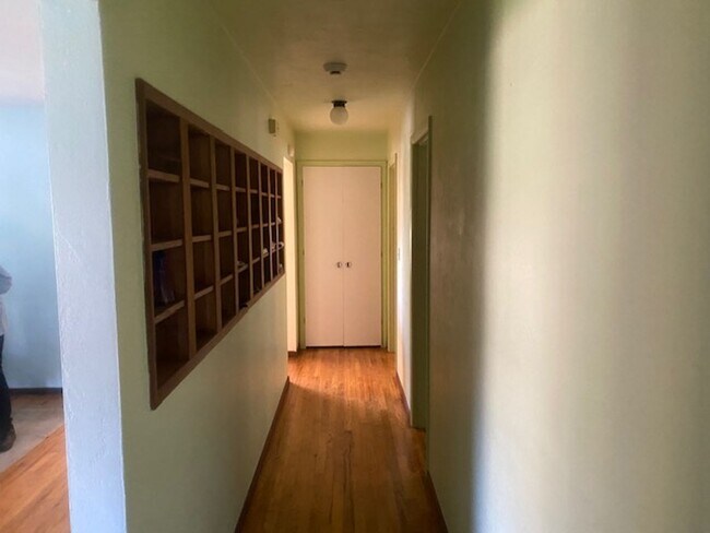 Building Photo - Beautifully Landscaped 3 bdrm, 2 bath Hous...