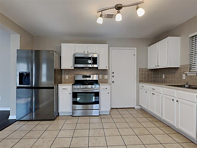 Foto del edificio - 8110 Stagewood Dr