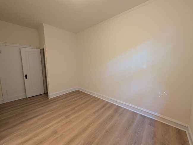 Building Photo - 2532 N Sawyer Ave