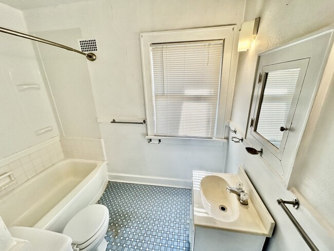 Building Photo - 1030 E 8th St