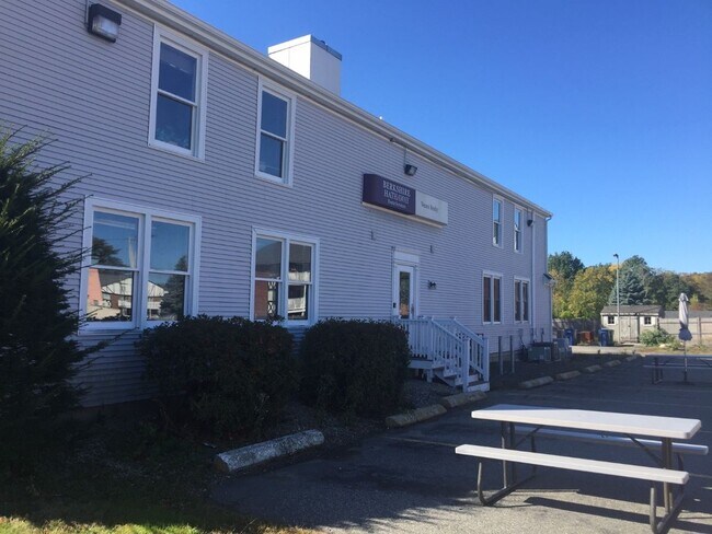 Foto del edificio - 314 Lafayette Rd