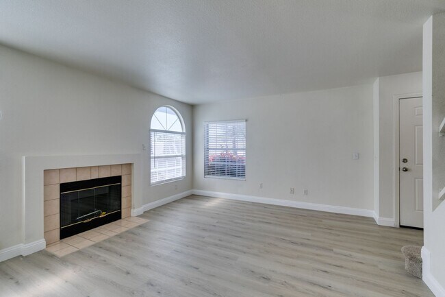 Foto del edificio - 3 Bedroom Townhouse with attached garage i...