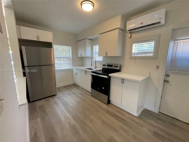 Building Photo - 126 NE 19th Ave