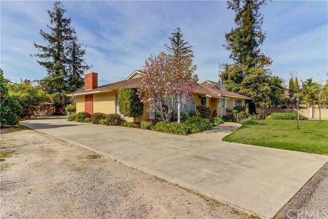 Foto del edificio - 2402 N Grand Ave