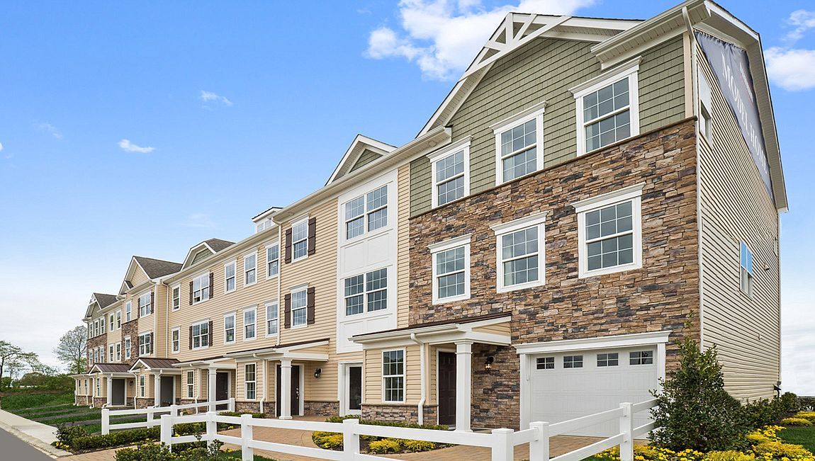 Interior Middle Townhome - 606 International Road W