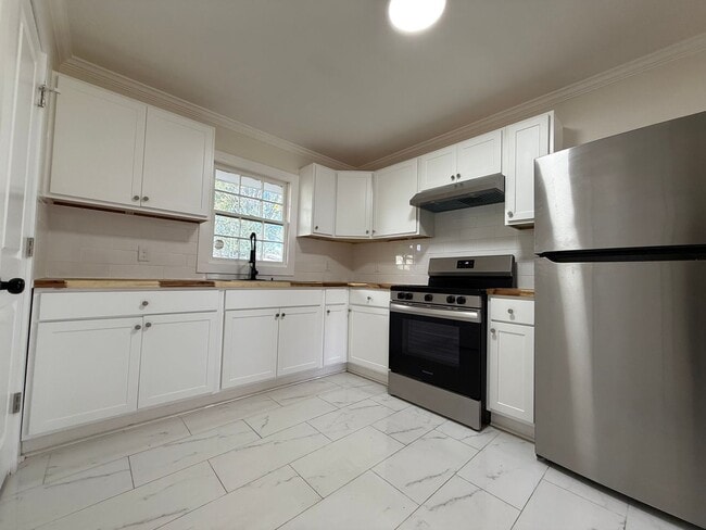 Building Photo - Now Leasing — 3 Bedroom Home in a Peaceful Area