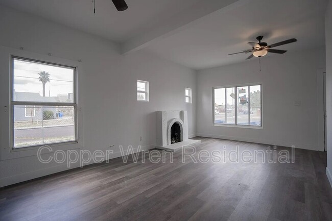 Building Photo - 1004 S Montezuma Ave