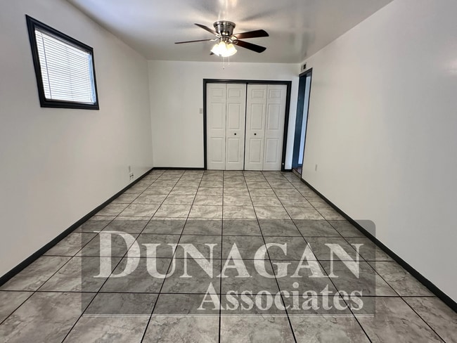 Foto del edificio - Spacious Pet Friendly, 3 bed/1 bath with Den.