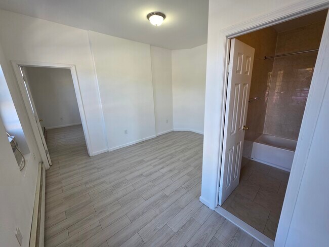 Foto del edificio - 8652 112th St