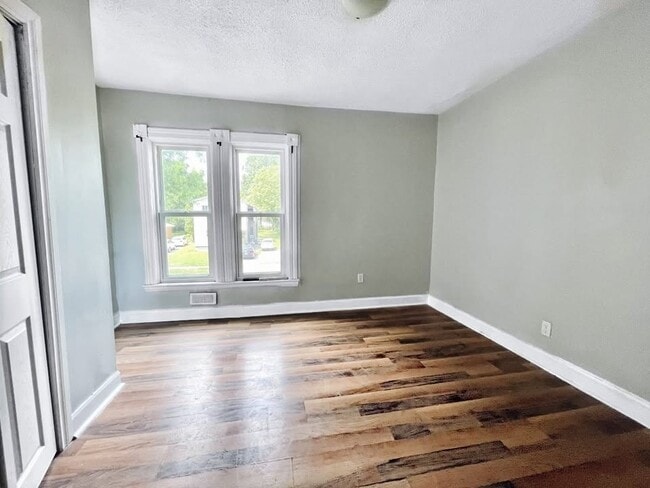 Building Photo - Newly Renovated 2 Bedroom Unit