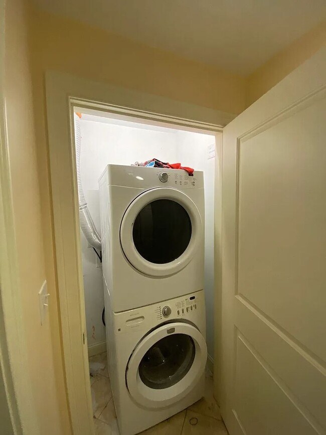 Foto del edificio - No Brokers Fee, No Security Deposit, In-Unit Washer and Dryer, Central Heat/AC, One Parking is In...