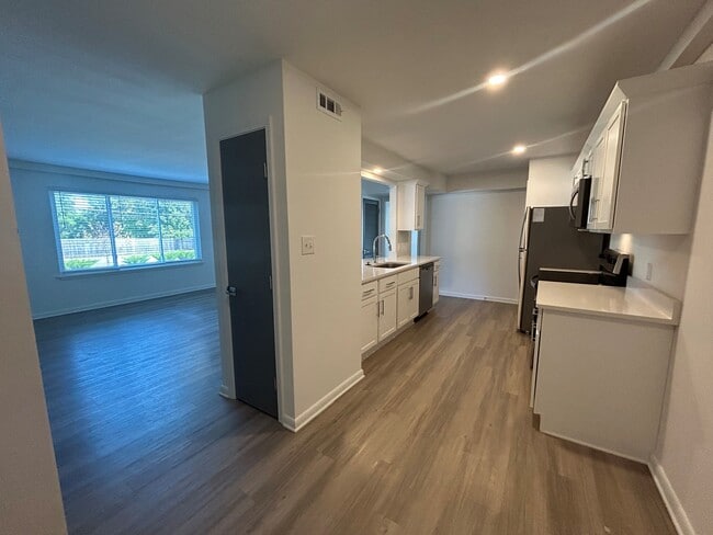 Building Photo - Peakland Apartments