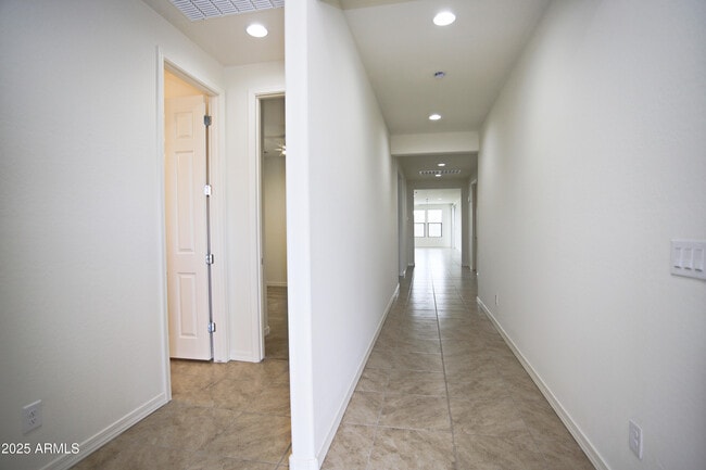 Building Photo - 831 W Finch Dr