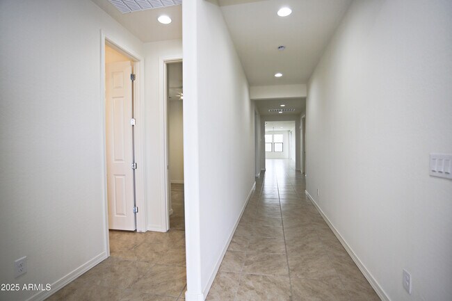 Foto del edificio - 831 W Finch Dr