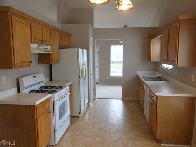 Building Photo - 2556 Hillvale Cir