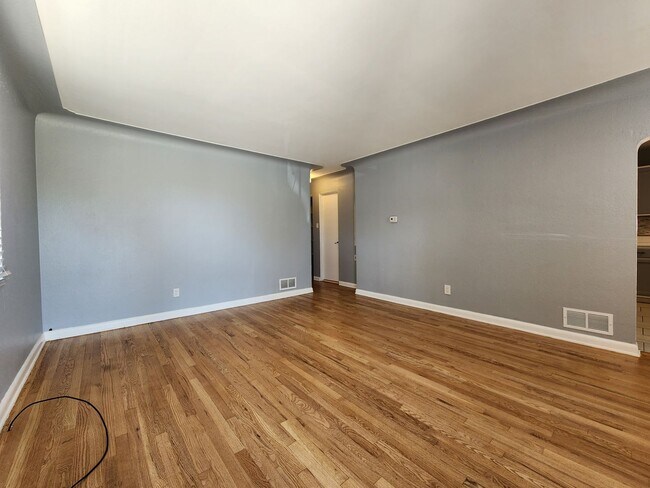 Building Photo - Remodeled 2 Bedroom in Denver! Great Locat...