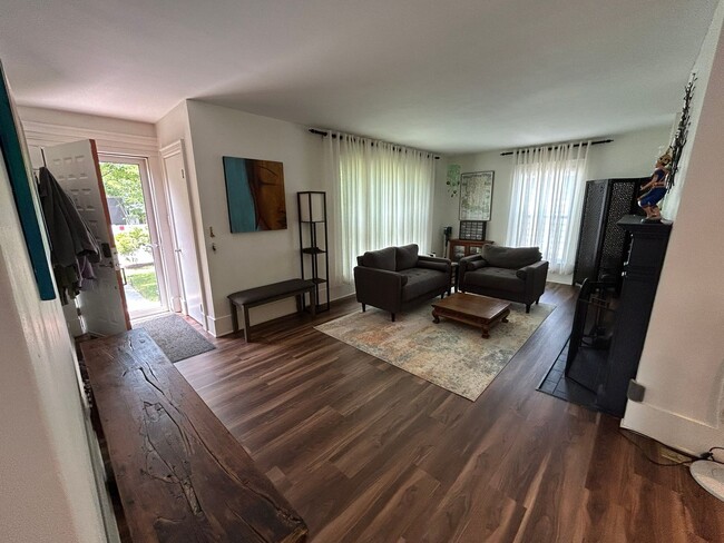 Building Photo - Gorgeous updated furnished cottage!