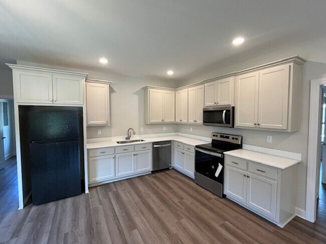Foto del edificio - BRAND NEW HOME FOR RENT NEAR JOYNER with 3 spacious bedrooms and 2 full bathrooms!!