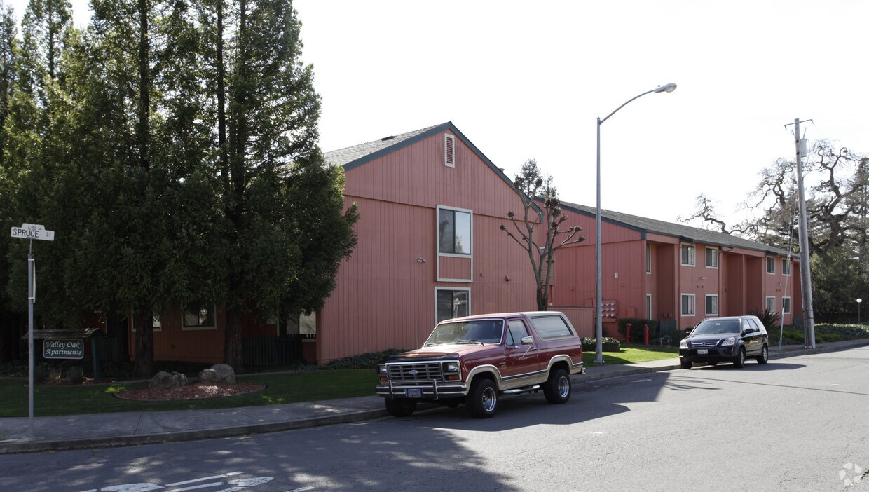 Apartamentos de Oak Valley - Spruce Street Apartments